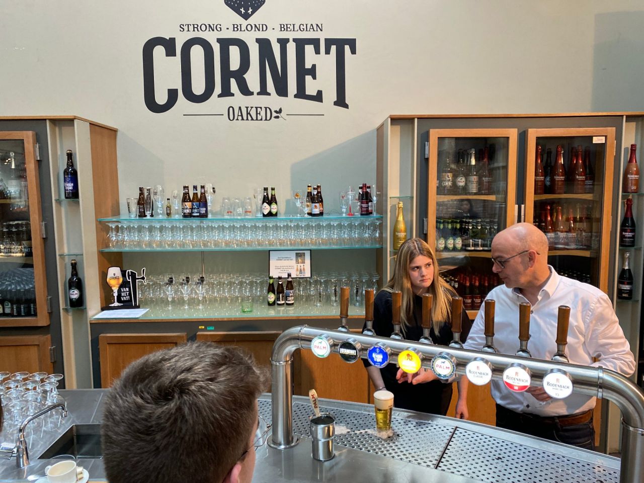 Celine De Smet tijdens de workshop bier tappen en serveren