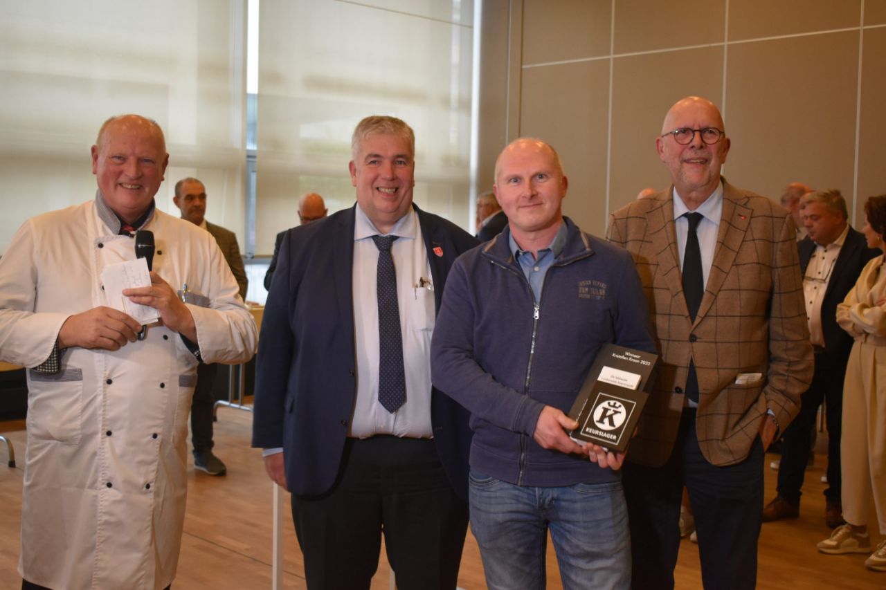 Marc Van Tilborgh (algemeen directeur Belgische Keurslagers), Antwerps schepen Peter Wouters, winnaar Ben Somers van Boechout en gedeputeerde Luk Lemmens