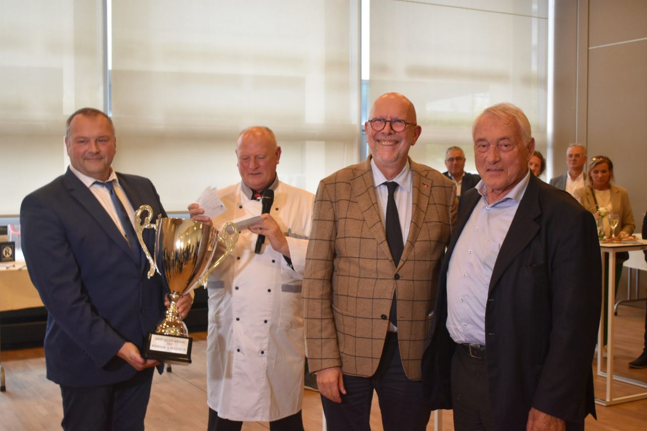 TA Slagerij Pascal Roelands van COOVI, Marc Van Tilborgh, gedeputeerde Luk Lemmens en Paul Van Himst