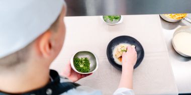 Leerlingen hotel aan het werk in de nieuwe keukens