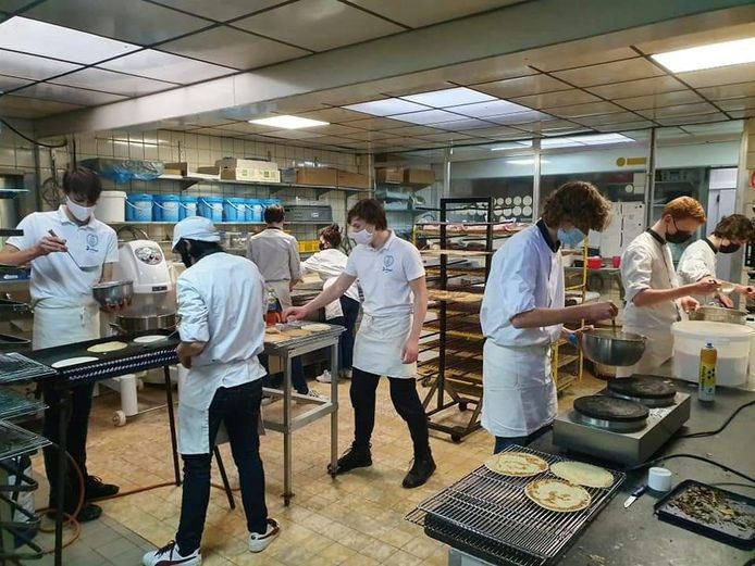 Leerlingen PIVA bakken 1001 pannenkoeken voor leerlingen Andreas Vesalius, school helpt school!